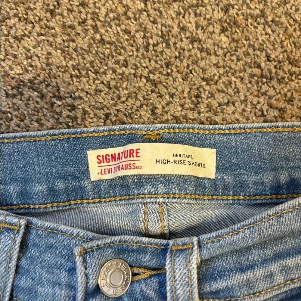 Levis size 28”